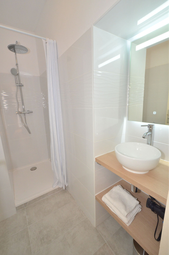 Bathroom 5, Demeures & Châteaux - Hôtel de la porte Saint-Malo - DINAN, Côtes-d'Armor