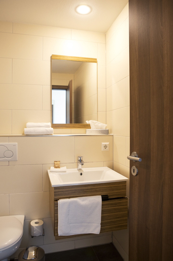 Bathroom 5, Hotel Maxis, Karlsruhe