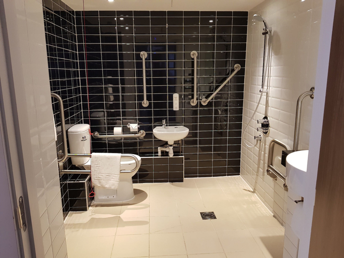 Bathroom 4, Holiday Inn Express WAKEFIELD, Wakefield