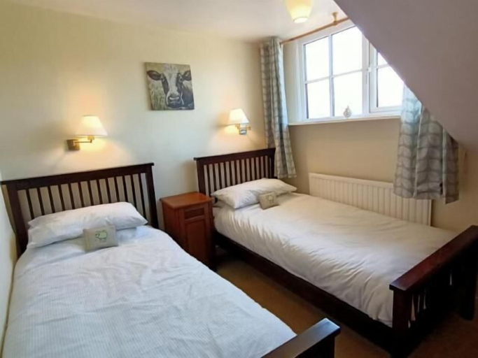 Bedroom 2, The Harp Inn, Powys