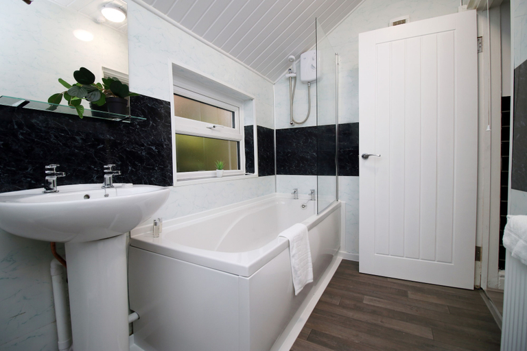 Bathroom 2, Dos Road by Tŷ SA, Newport