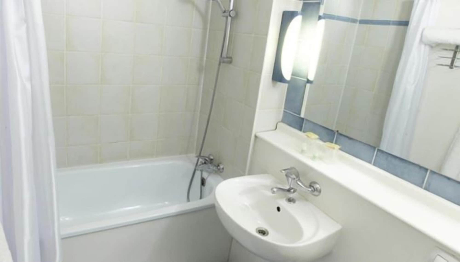 Bathroom 5, Kyriad Direct Epinal, Vosges