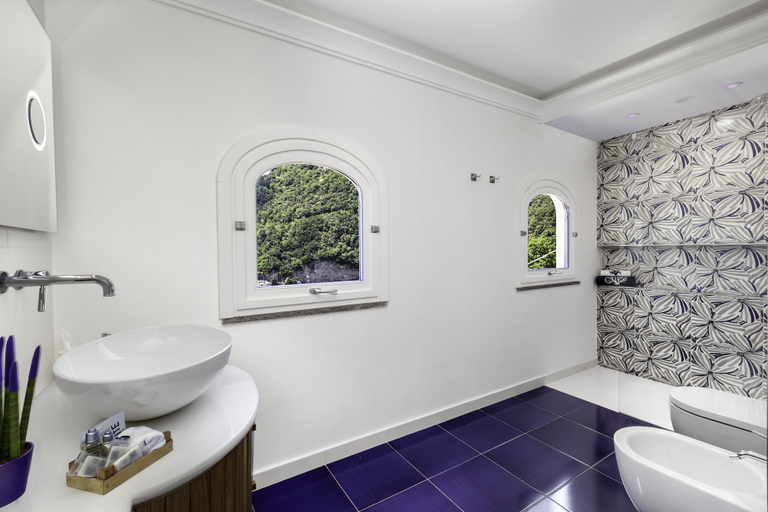 Bathroom 2, Villa Settemari, Salerno