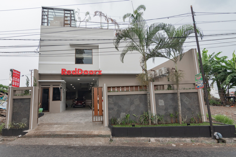 Exterior & Views 2, RedDoorz Syariah @ Boemi Guesthouse Tasikmalaya, Tasikmalaya