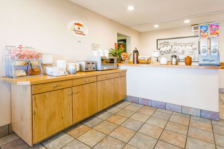 Food & Drinks 5, Super 8 by Wyndham Grand Junction Colorado, Mesa