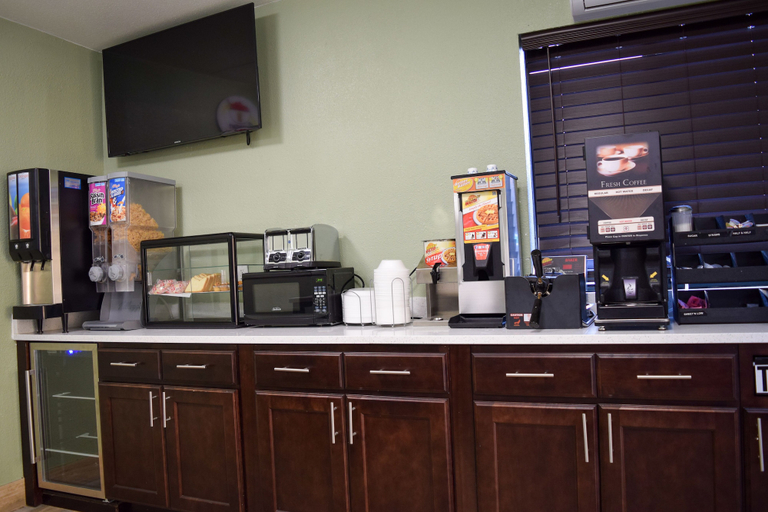 Food & Drinks 5, Super 8 by Wyndham Raleigh Downtown, Wake