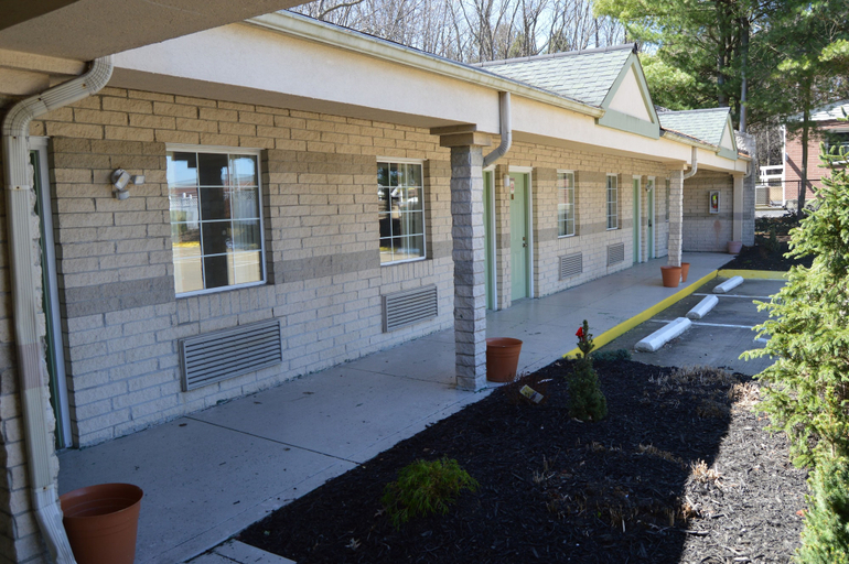 Exterior & Views 2, Economy Inn - Akron, Summit