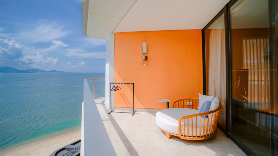 Exterior & Views 1