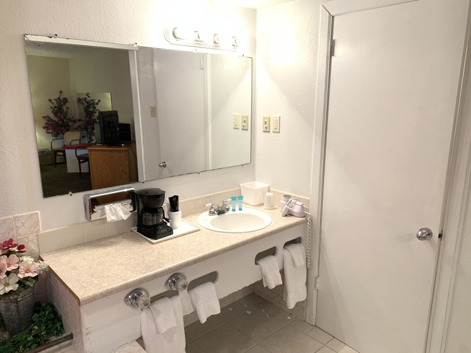 Bathroom 5, Don Q Inn, Iowa
