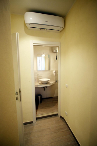 Bathroom 5, The Old Station Rooms, La Spezia