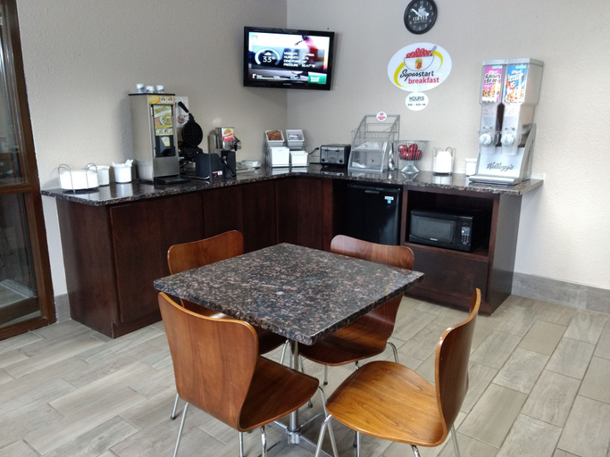 Food & Drinks 5, Super 8 by Wyndham Madison, Lake