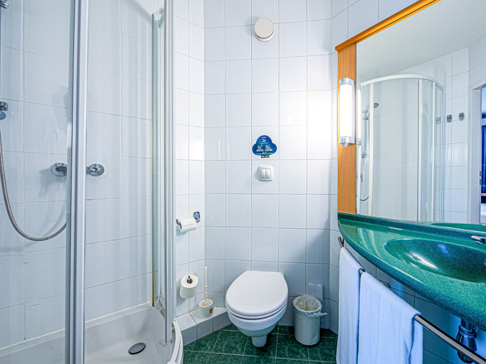 Bathroom 4, ibis Katowice Zabrze, Zabrze