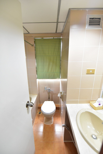 Bathroom 4, Thumrin Hotel, Muang Trang