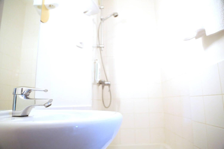 Bathroom 5, ibis budget Lille Villeneuve d'Ascq, Nord