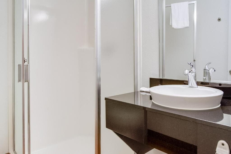 Bathroom 4, Motel 6 Kelso - Mt. St. Helens, Cowlitz