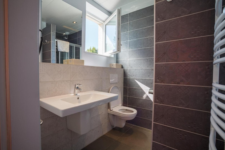 Bathroom 5, Hotel Restaurant Kuentz, Haut-Rhin