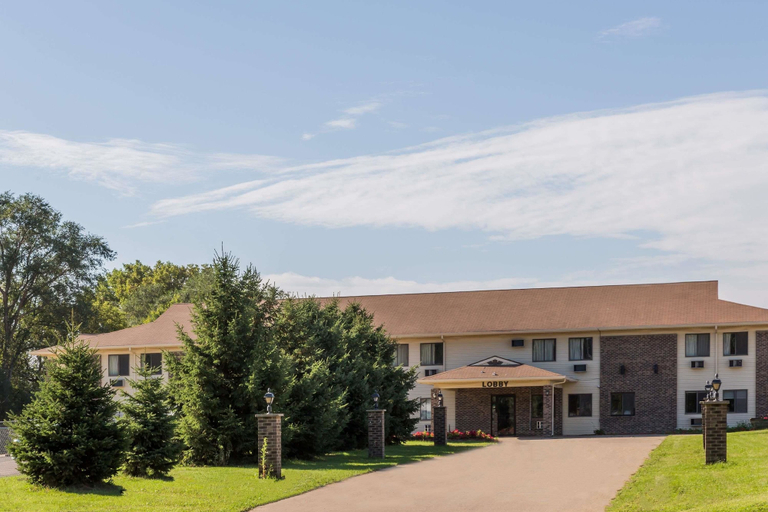 Exterior & Views 2, Super 8 by Wyndham Madison, Lake