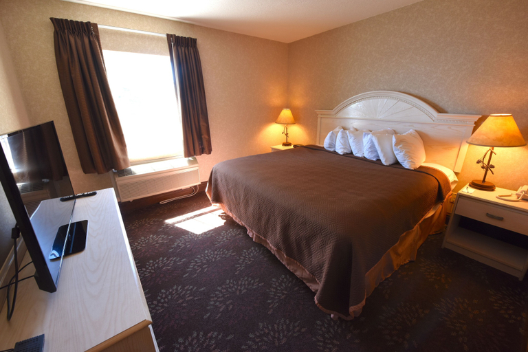 Bedroom 3, Bridge Vista Beach - Hotel & Convention Center, Cheboygan