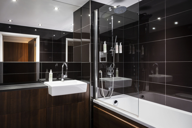 Bathroom 4, Aparthotel Adagio London Brentford, London