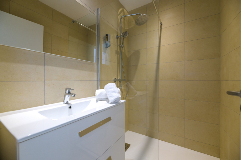 Bathroom 4, Les Pins de Santa Giulia, Corse-du-Sud