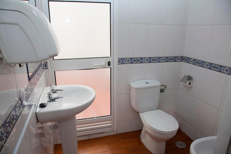 Bathroom 5, Hostal París, Cádiz