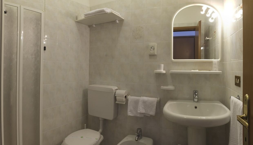 Bathroom 5, Pensione Imperia, Udine