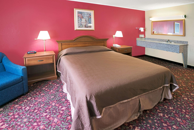 Bedroom 3, Travelodge by Wyndham Beckley, Raleigh
