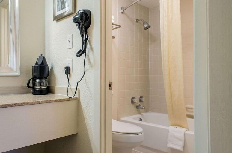 Bathroom, Quality Inn Magee, Simpson