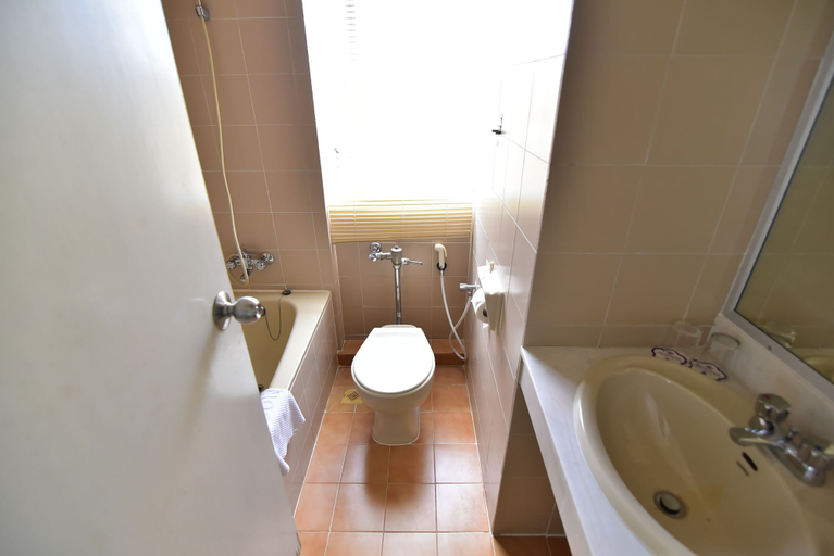 Bathroom 4, Thumrin Hotel, Muang Trang
