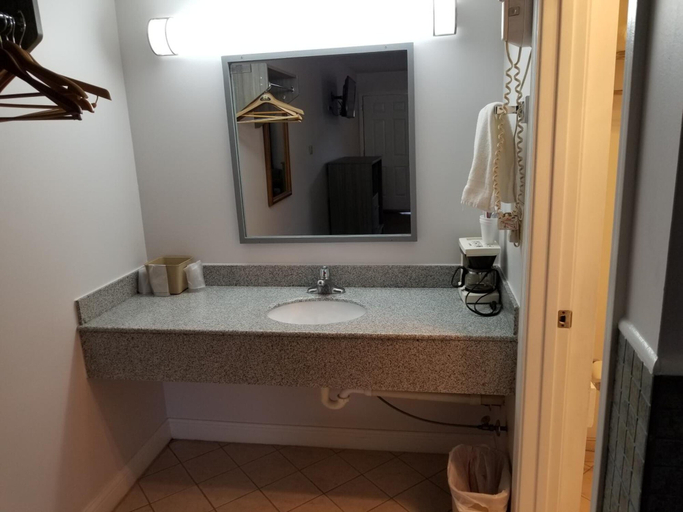 Bathroom 4, Old Bardstown Inn, Nelson