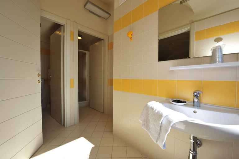 Bathroom 5, Chiostro delle Monache Hostel Volterra, Pisa
