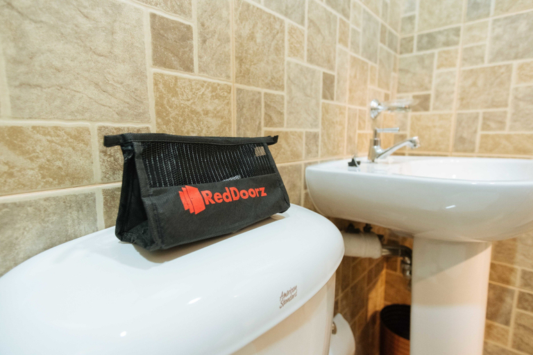 Bathroom 5, RedDoorz Plus near Osmena Highway 2 - Quarantine Hotel, Manila City