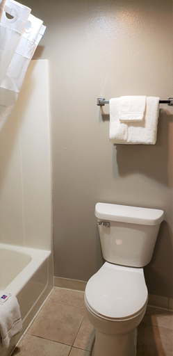 Bathroom 4, Motel 6 Kewanee, IL, Henry