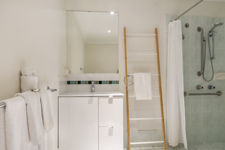 Bathroom 4, Byron Central Apartments, Byron