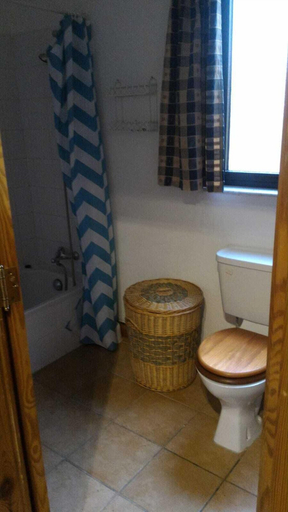 Bathroom 5, Maltese Rooms