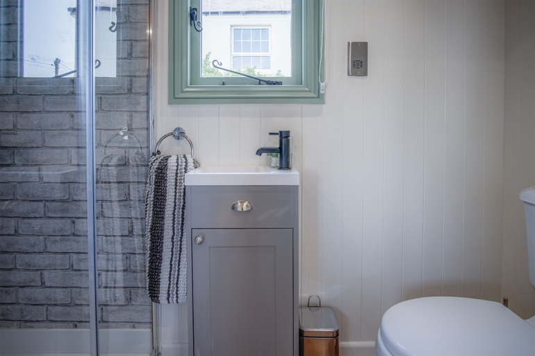Bathroom 4, Rosemary - 1 Bedroom - Amroth, Pembrokeshire