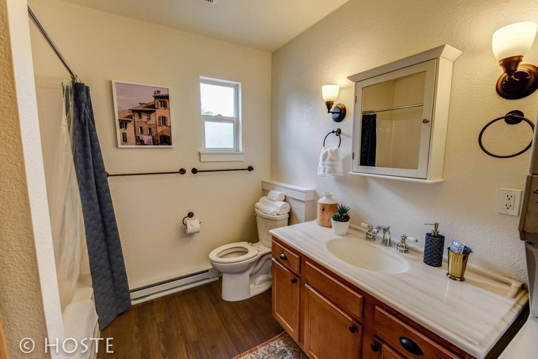 Bathroom, Romantic Getaway King Bed 1min to Restaurants!, El Paso