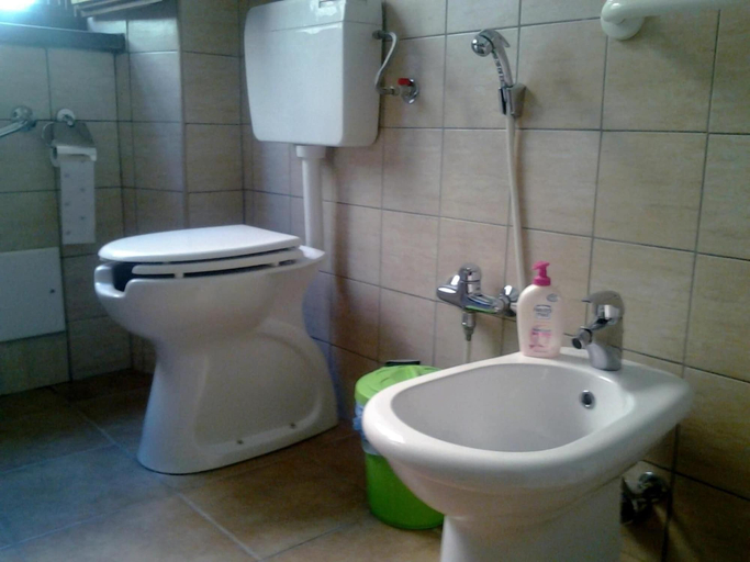 Bathroom 3, B&B Su Semucu, Cagliari