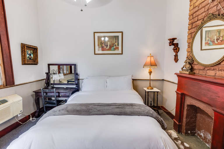 Bedroom 2, Royal Barracks Guest House, Orleans