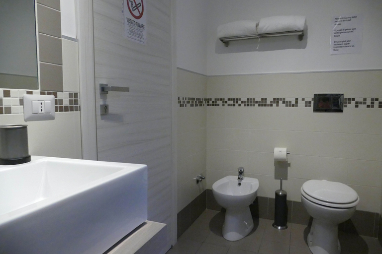 Bathroom 5, Gialel Pisa, Pisa