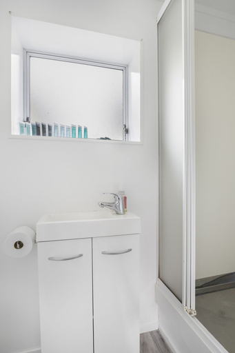Bathroom 4, Bright 3-Bedroom Unit - WiFi & Parking, Waitakere