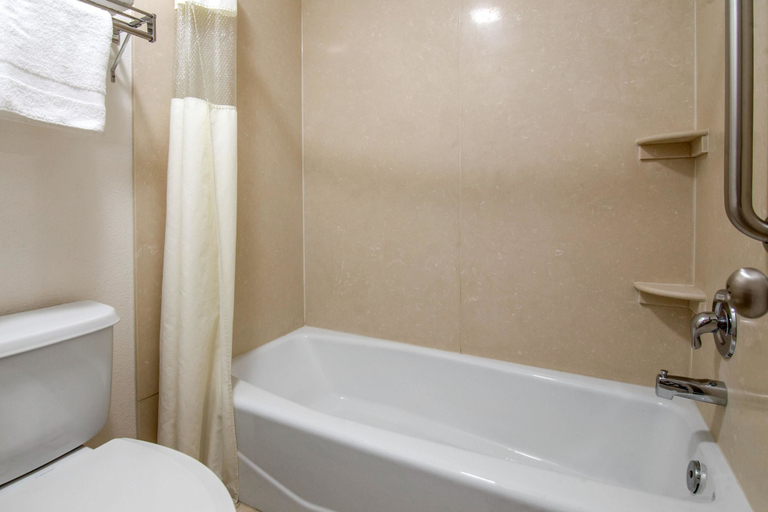 Bathroom 4, Rodeway Inn Adelanto US 395, San Bernardino