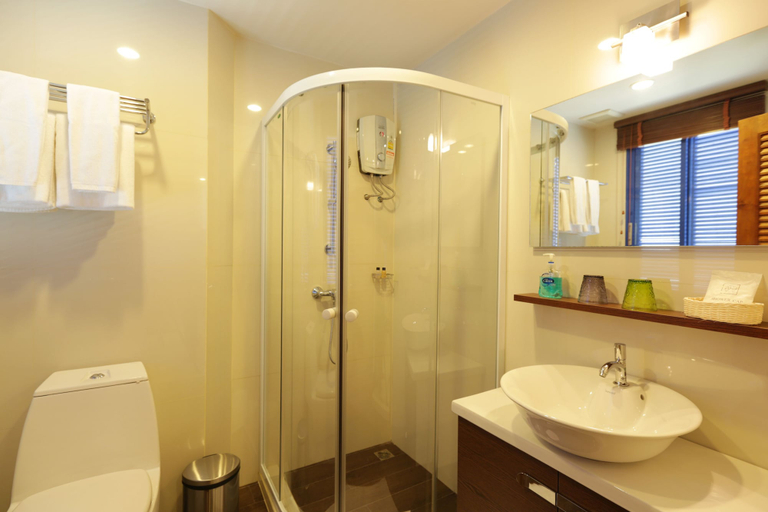 Bathroom 4, Nandha Hotel, Wattana