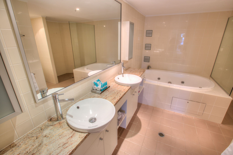 Bathroom 5, Pavillions on 1770, Miriam Vale