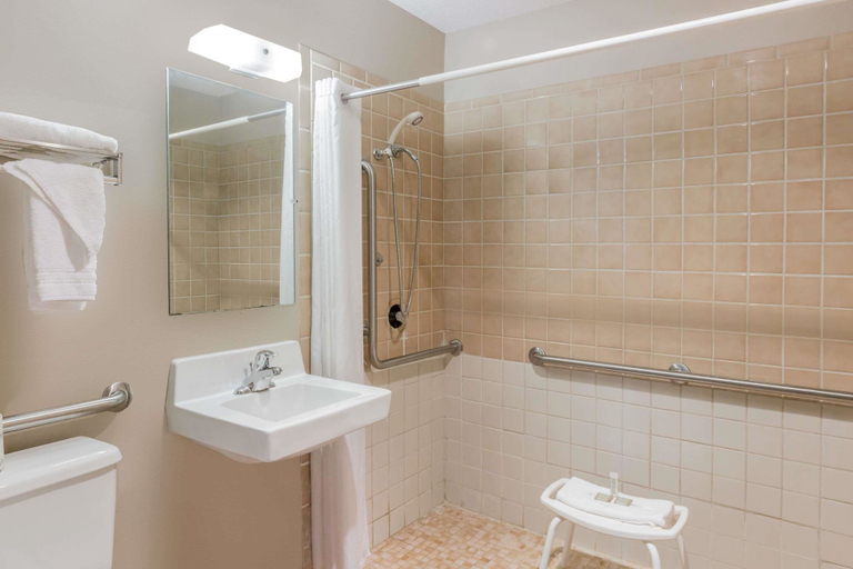 Bathroom 4, Super 8 by Wyndham Madison, Lake