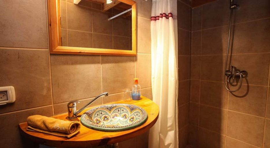 Bathroom 5, Havaya Ba Nof