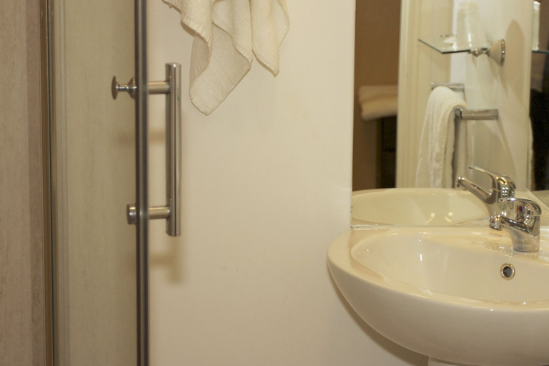 Bathroom 5, Elme Hall Hotel - FREE Parking - Ideal for contractors - Shared Kitchen, Cambridgeshire