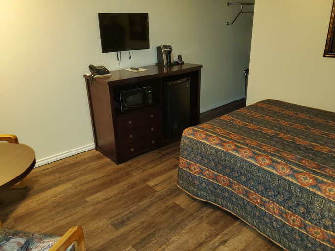 Bedroom 3, The Battlefords Inn, Division No. 16