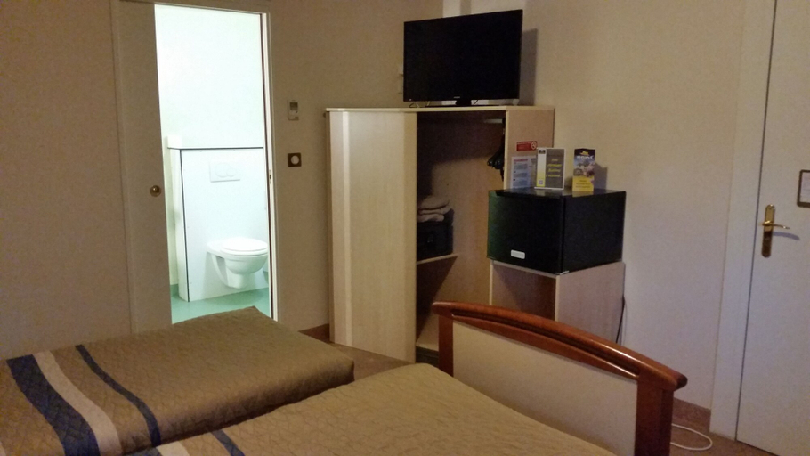 Bedroom 4, Havana, Yonne
