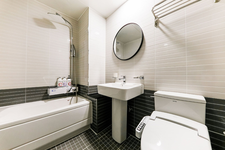 Bathroom 4, Hotel Box, Dong